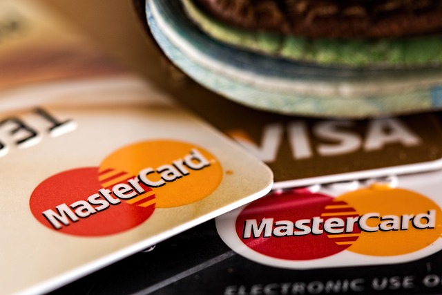 Image of Mastercard and Visa cards, used to save money.