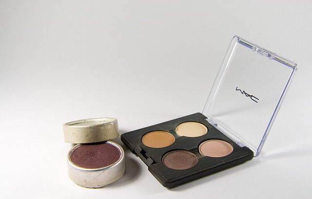 Image of MAC cosmetic palette in product placement.