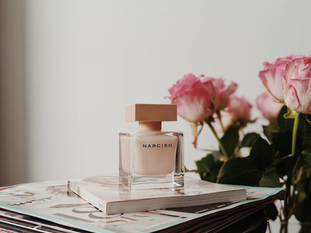 Product placement of perfume named "NARCISO".